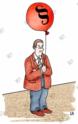 Mann hält einen Luftballon, auf den ein Paragraph aufgedruckt ist