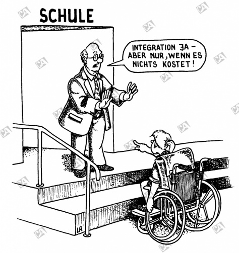 Schülerin im Rollstuhl vor einer Schule